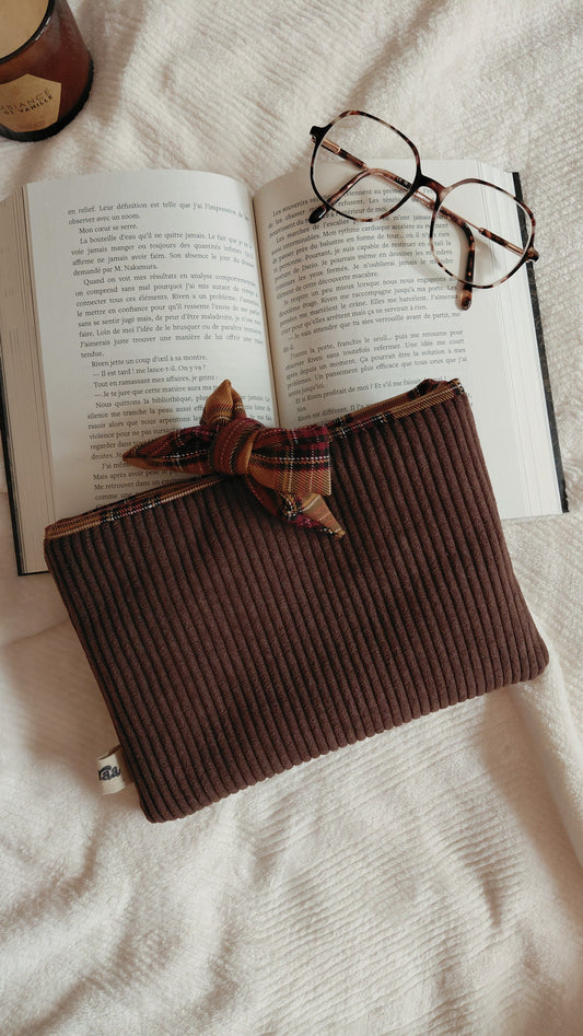 Pochette a livres format poche de la collection automne. En velours couleur chocolat et intérieur tartan marron