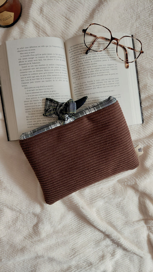 Pochette a livres format poche de la collection automne. En velours couleur chocolat et intérieur tartan vert bleu