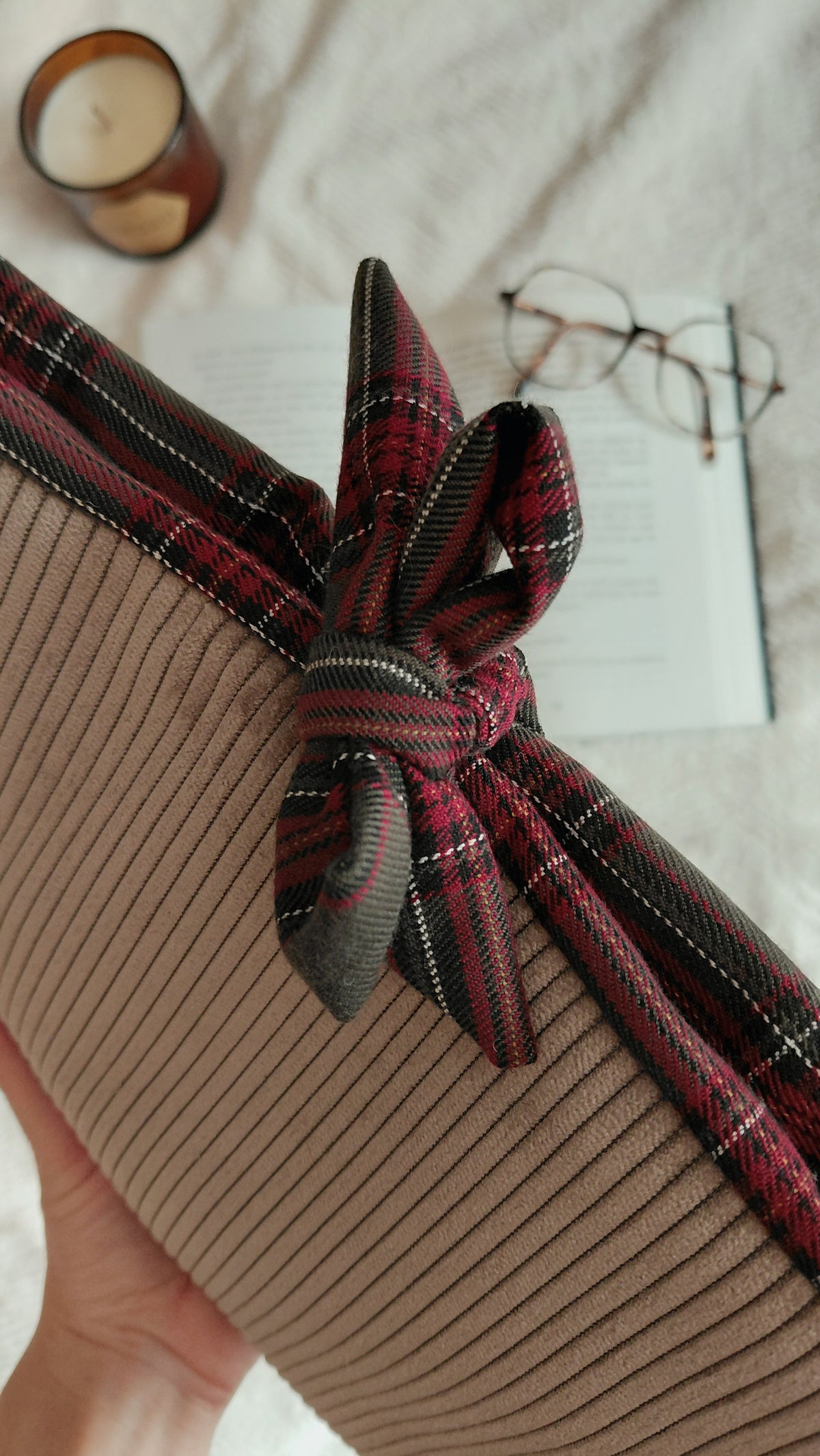 Pochette a livre velours taupe et tartan vert et bordeaux. 