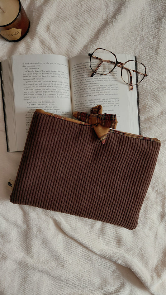 Pochette à livre format broché velours côtelé chocolat et tartan marron 