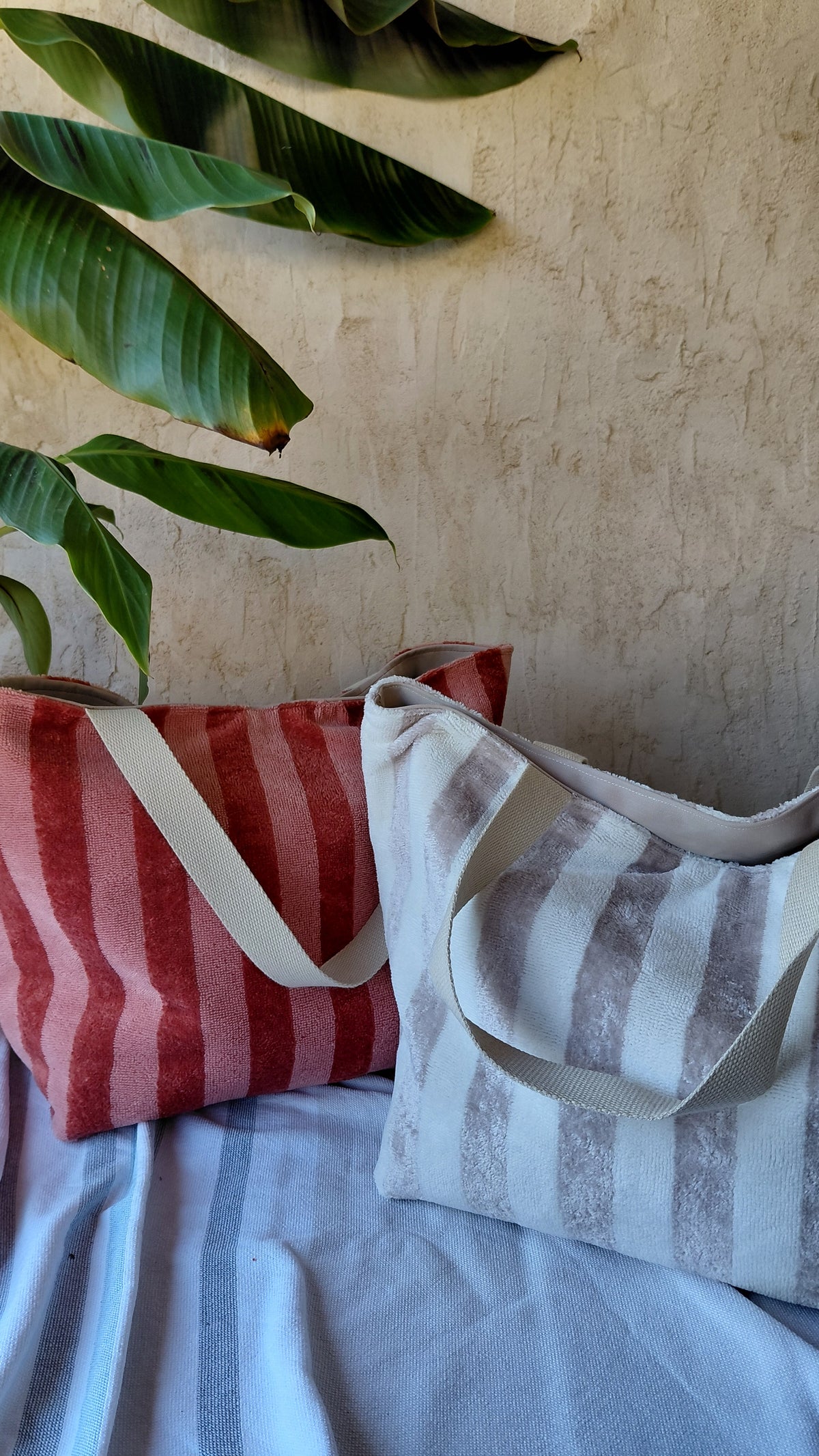 Sac de plage en éponge bambou à rayures de couleur corail ou beige 