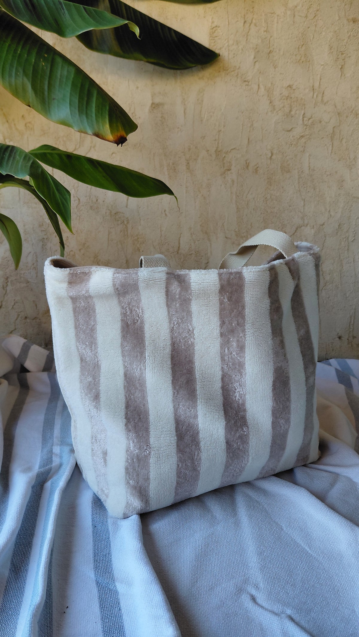 Sac de plage tout doux en eponge bambou à rayures de couleur beige 