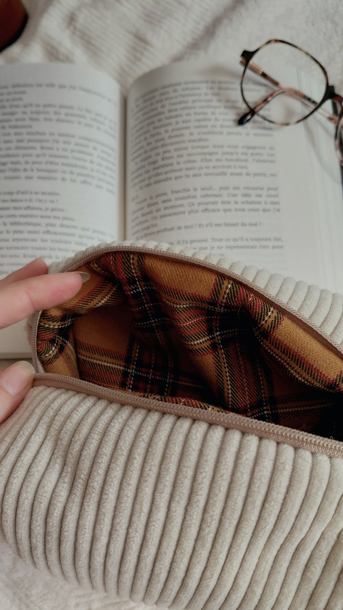 Trousse en velours écru de la collection automne. Intérieur à motifs tartan