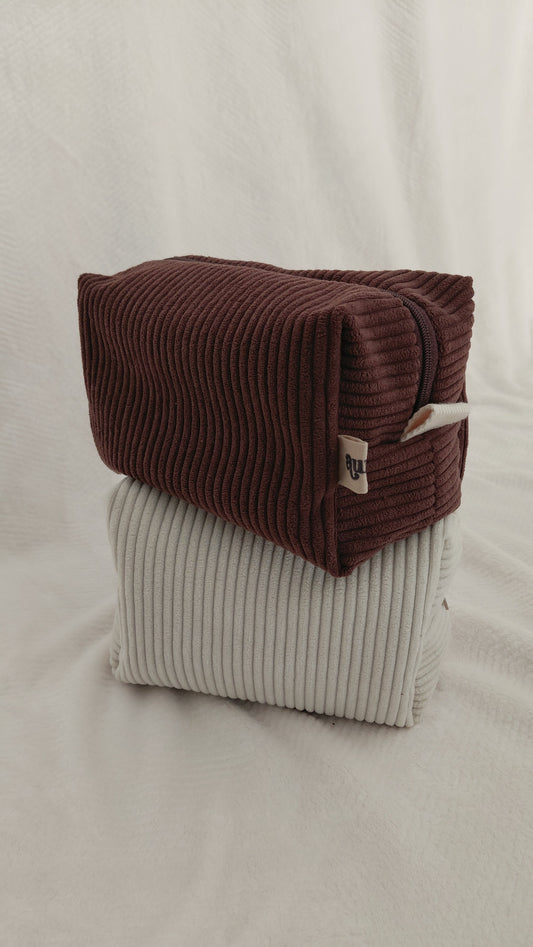 Trousse en velours chocolat ou écru de la collection automne. Intérieur à motifs tartan