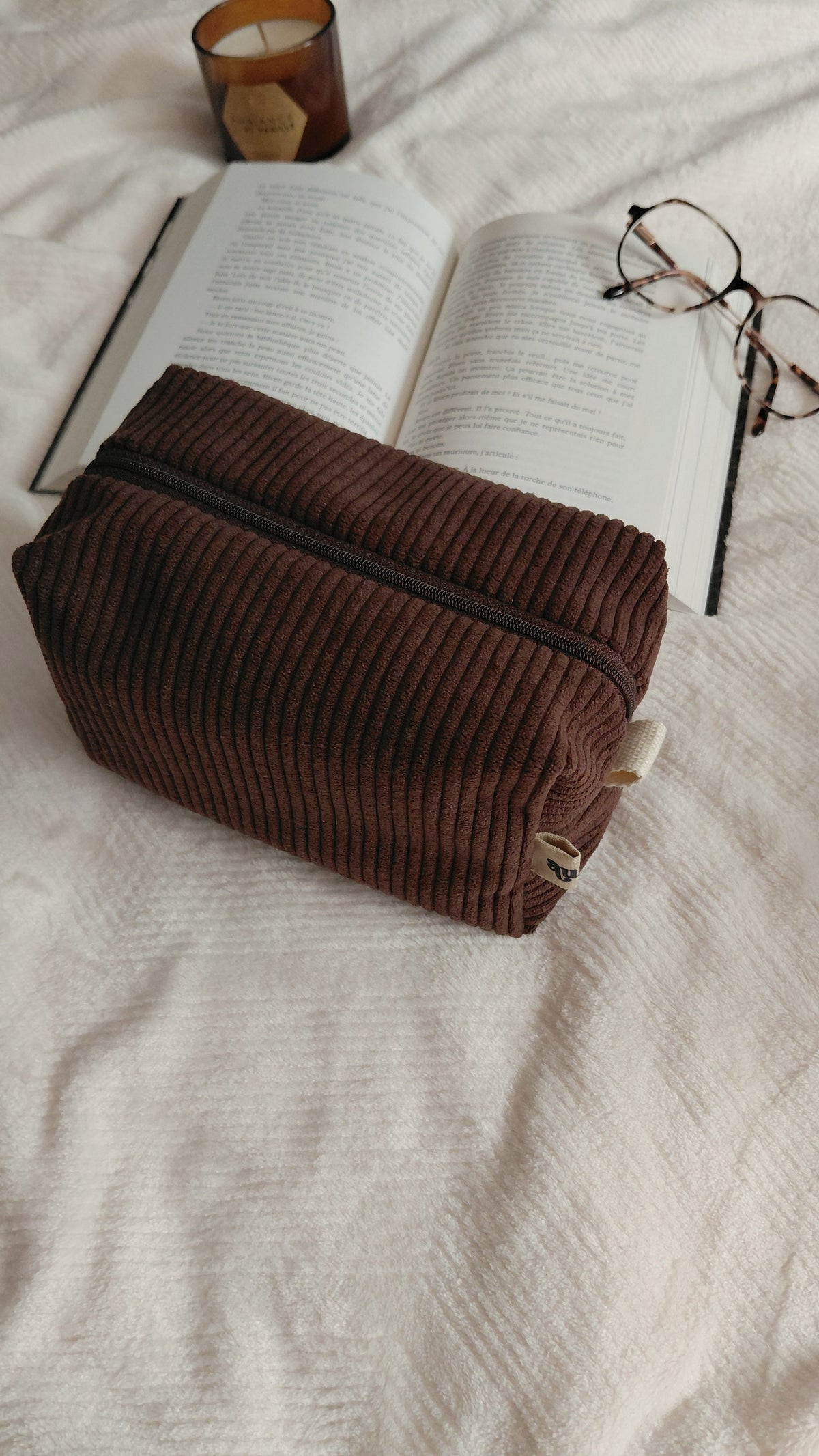 Trousse en velours chocolat de la collection automne. Intérieur à motifs tartan