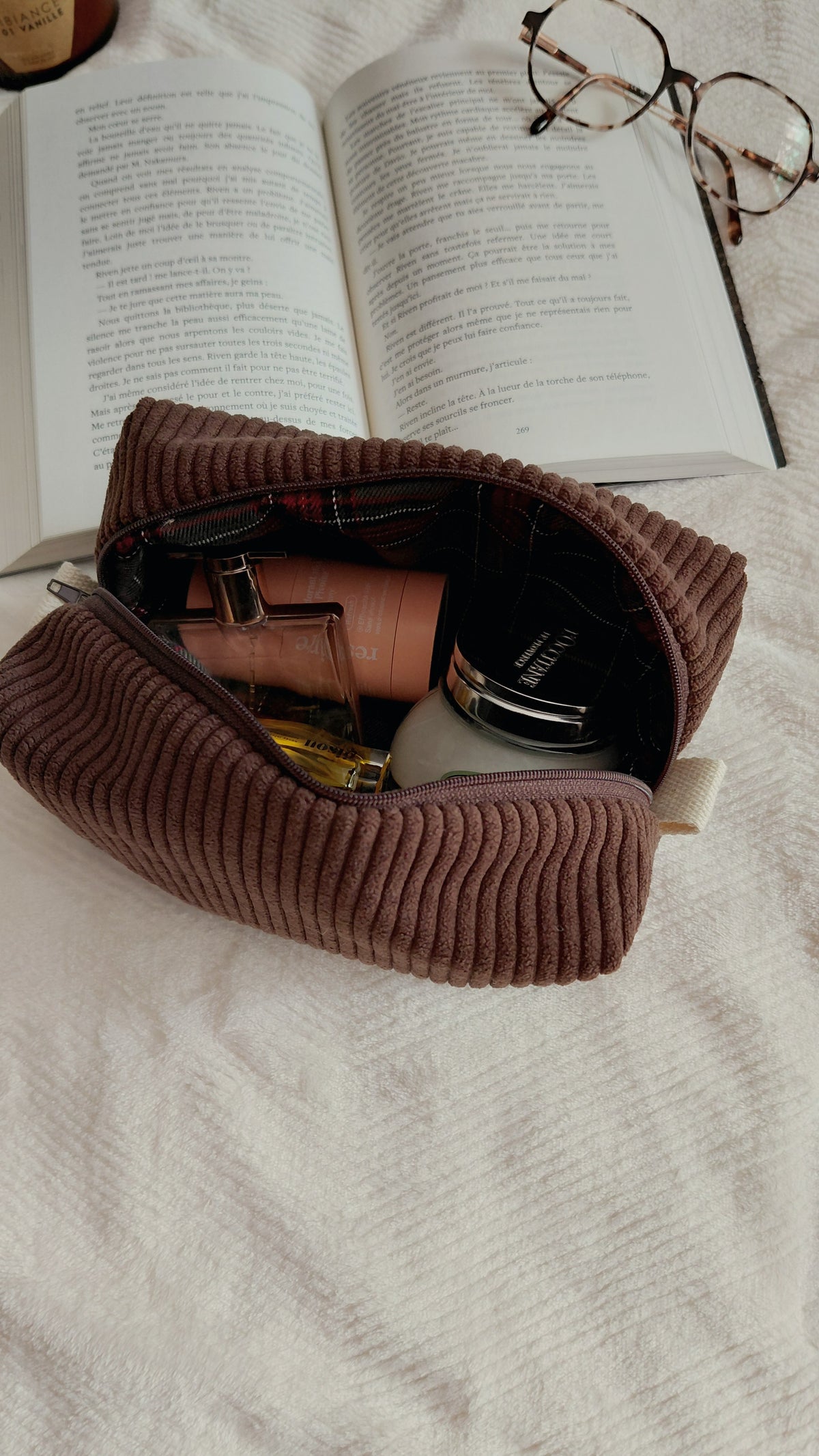 Trousse en velours chocolat ou écru de la collection automne. Intérieur à motifs tartan