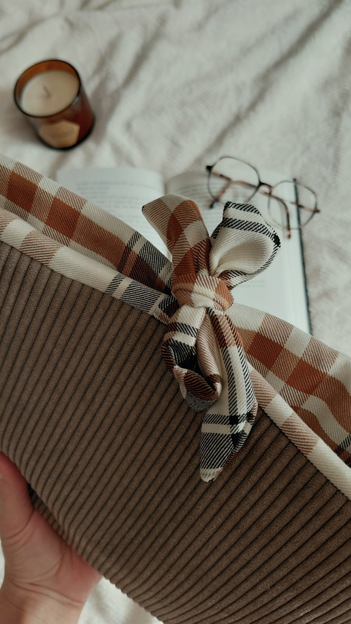 Pochette à livre format broché en velours taupe et tartan marron. Collection automne 