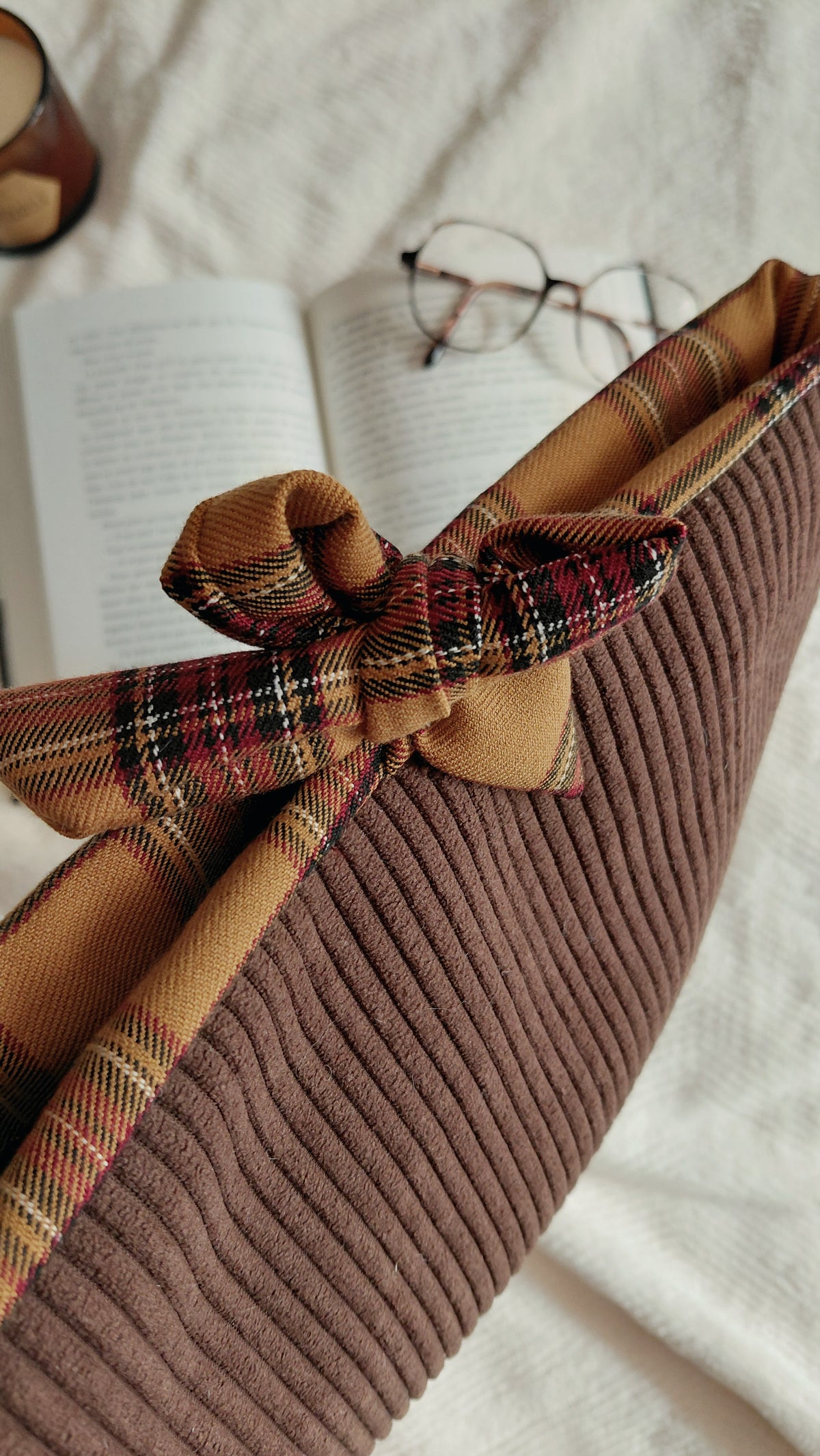Pochette à livre format broché en velours chocolat et tartan marron. Collection automne 