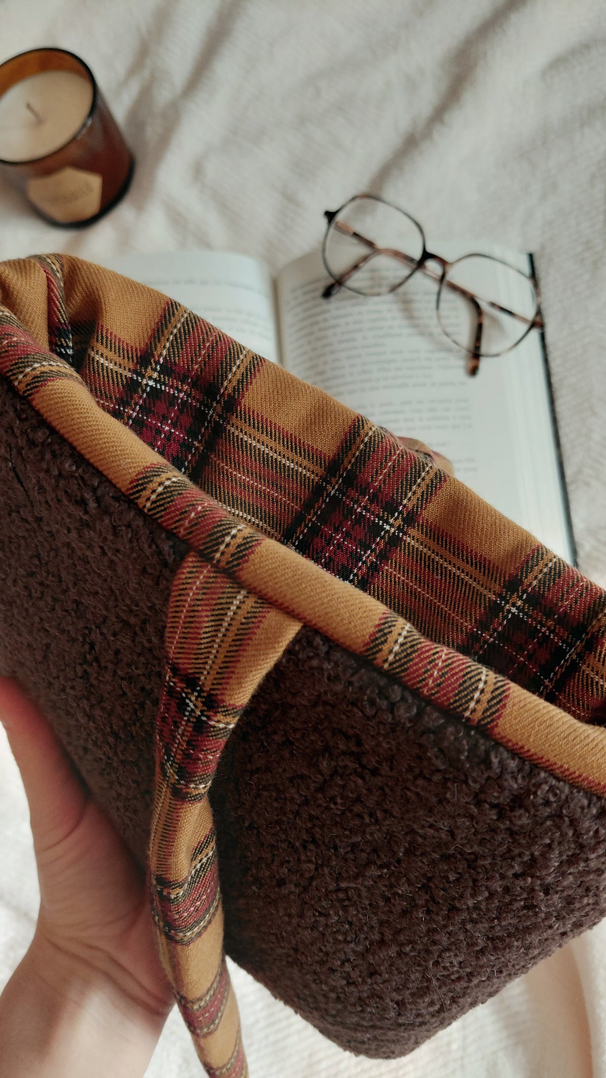 Pochette a livres format poche de la collection automne. En moumoute couleur chocolat et intérieur tartan marron